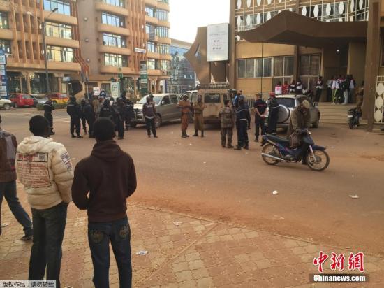 据外媒当地时间1月16日报道，布基纳法索内政部长称，目前已经有126名人质从遭恐怖分子袭击的首都酒店中逃出，3名恐怖分子被击毙。图为布基纳法索军警收复酒店。