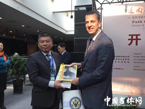 伪满皇宫博物院王志强院长和美国驻沈阳总领事馆梅儒瑞总领事交换礼物。