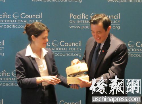 马英九向洛市副市长贺琪珍赠送台湾特色礼品。（侨报记者翁羽摄）