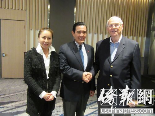 前洛县政委员麦克·安东诺维奇（Michael Antonovich）（右）与妻子华裔影星胡恵玲女士（左）参加与马英九的对话餐会。（侨报记者翁羽摄）