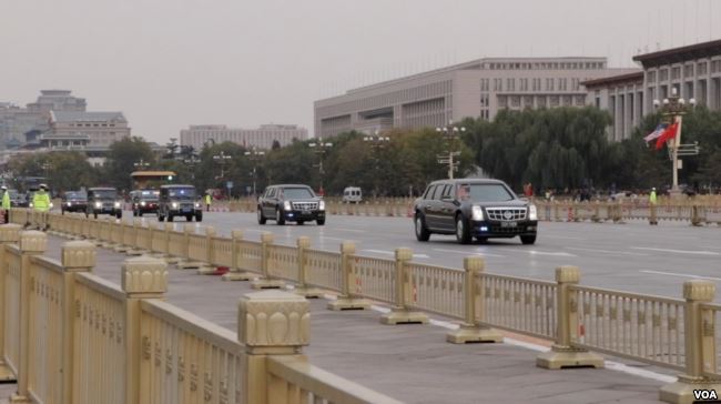 2017年11月8日，美国总统川普车队前往北京故宫途径天安门广场。（美国之音艾德拍摄）