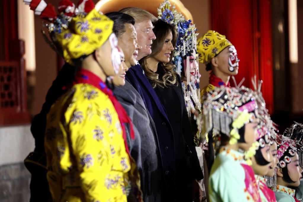 美国的唐纳德·川普总统和第一夫人梅拉尼亚，中国主席习近平和夫人彭丽媛在北京紫禁城观赏京剧，和演员合影（2017年11月8日）。