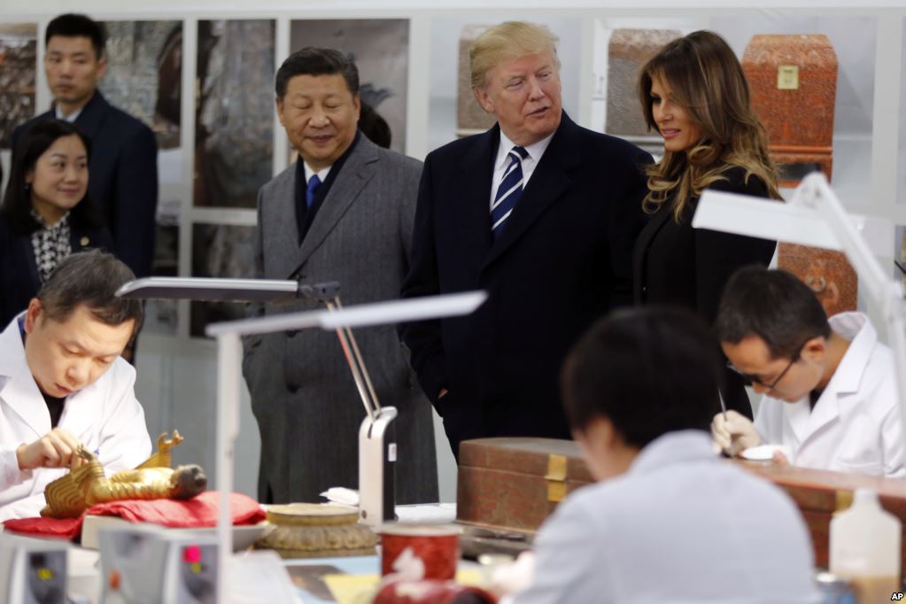 美国的唐纳德&middot;川普总统，第一夫人梅拉尼亚和中国主席习近平在北京紫禁城参观故宫文物医院（2017年11月8日）。新华社说：&ldquo;两国元首积极评价中美两国在文物修复方面开展的广泛、深入合作。&rdquo; &nbsp;