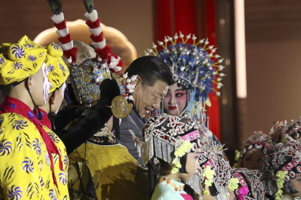 在北京故宫为美国总统唐纳德·川普总统和第一夫人梅拉尼亚表演京剧的演员欢迎中国主席习近平，和他合影（2017年11月8日）。