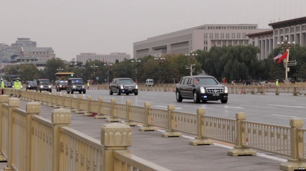 美国总统川普的车队前往北京故宫，经过天安门广场。（2017年11月8日，美国之音艾德拍摄）