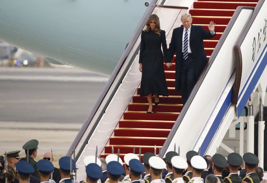 美国总统川普与第一夫人梅拉尼亚抵达北京，走下总统专机空军一号（2017年11月8日）
