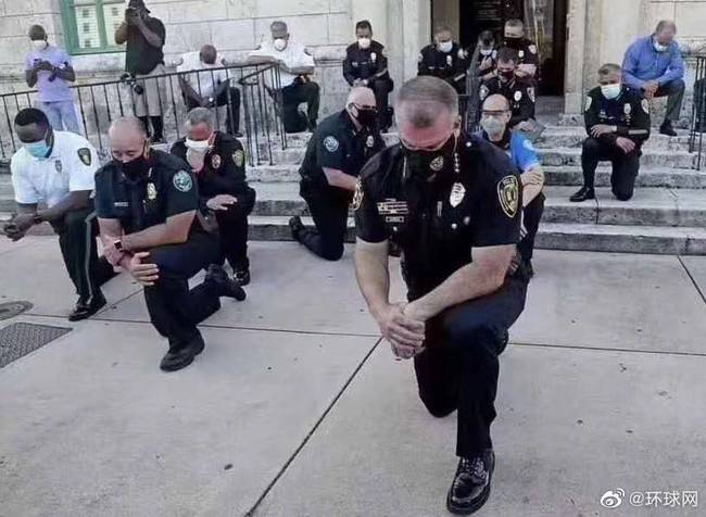 美国警察集体向示威者“屈膝致敬”？