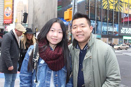 加州来纽约旅游的胡同学和女友。（美国《侨报》/苏夏竹