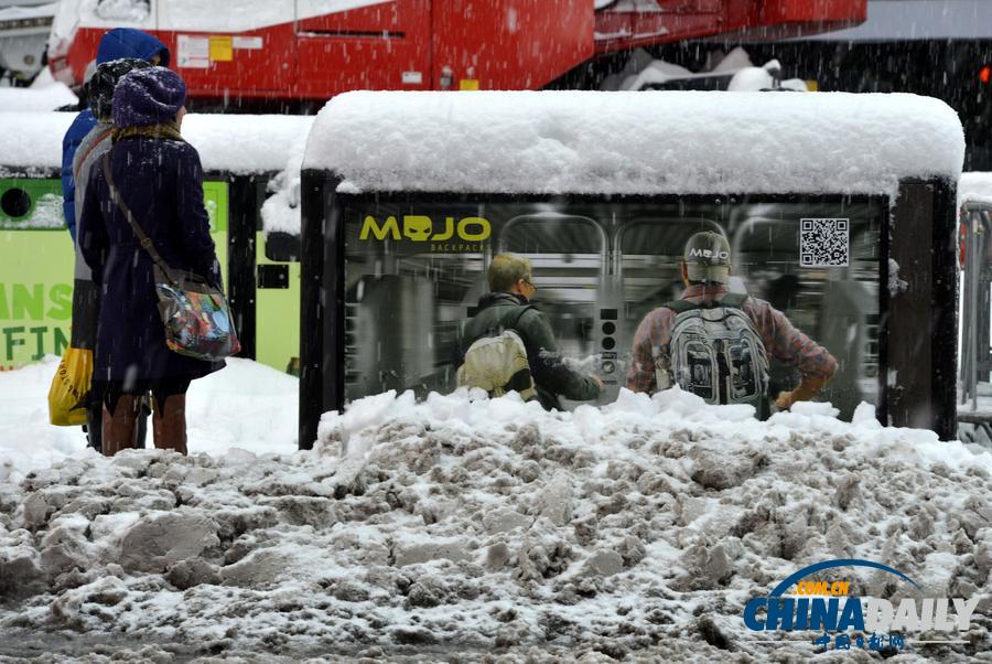 美国东部又遭暴风雪袭击 50万户居民及商户断电(组图)