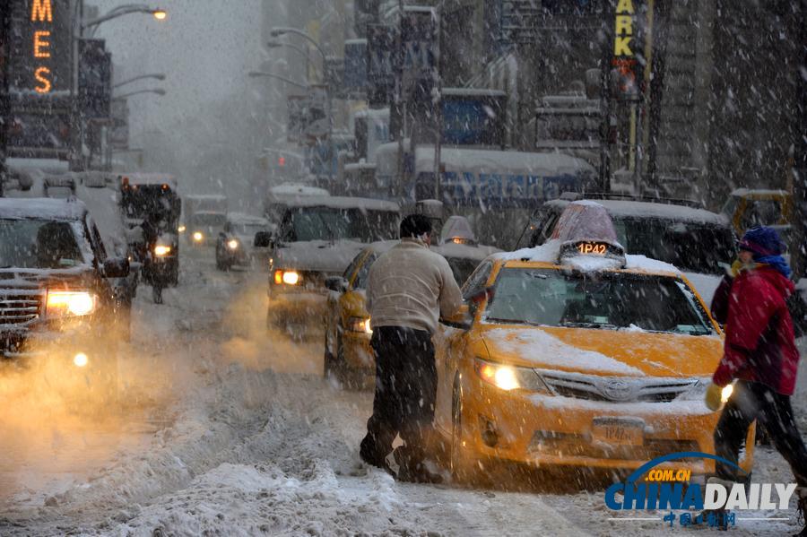 美国东部又遭暴风雪袭击 50万户居民及商户断电(组图)