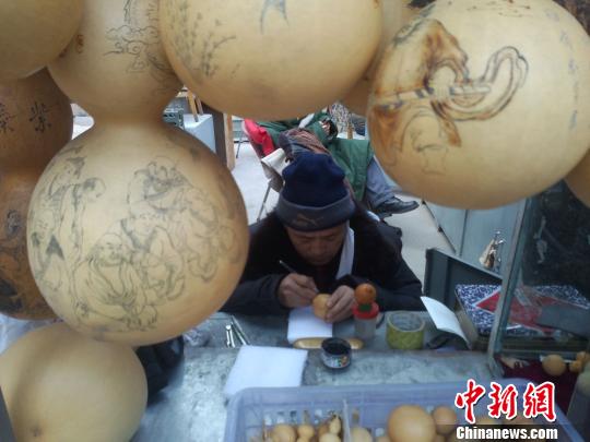 兰州民间葫芦艺人祖传四代刻画“百态人生”（图）