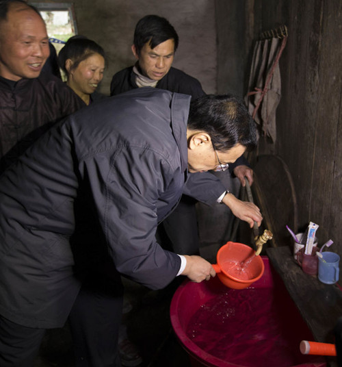 李克强贵州黎平翘街感知经济“温度”为村民送年货