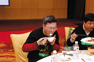 数百网友试吃转基因大米活动被质疑违反规定