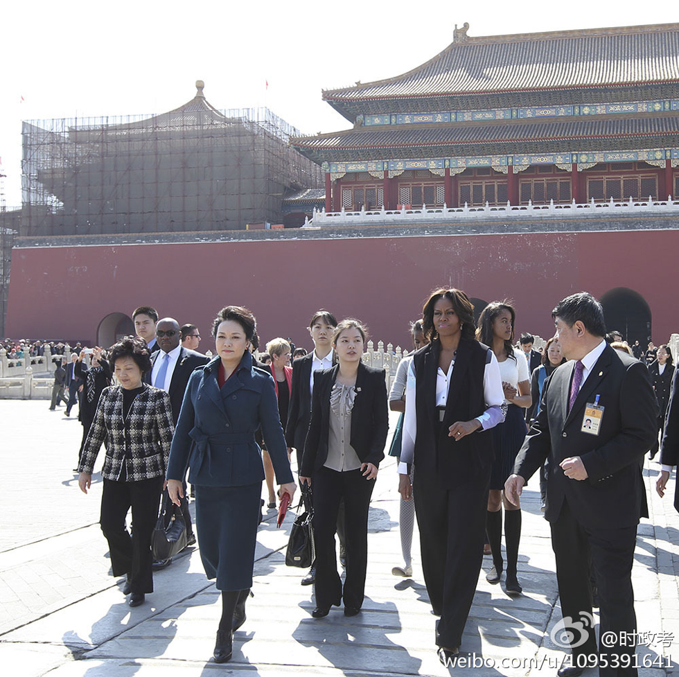 彭丽媛陪同米歇尔参观故宫