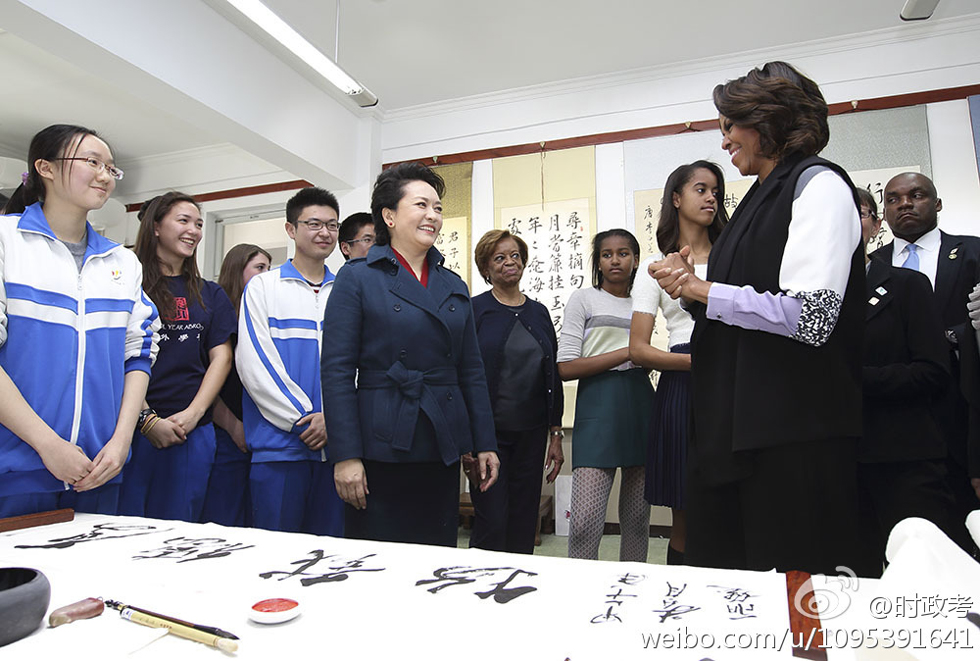 彭丽媛陪同米歇尔参观故宫