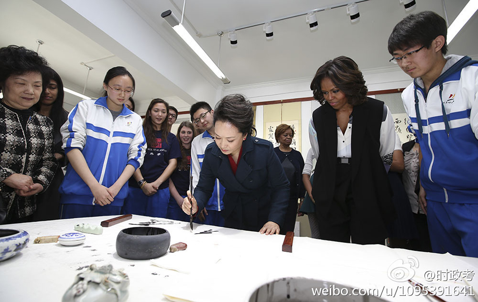 彭丽媛陪同米歇尔参观故宫