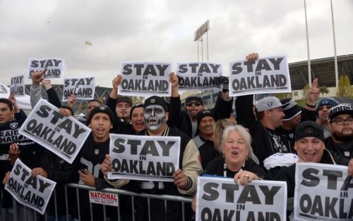 奥克兰球迷非常迫切希望突袭者队能够长留奥克兰。(网络图片)