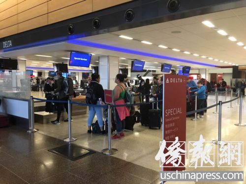 达美航空公司位于西雅图-塔科马国际机场的值机柜台（侨报记者杰克摄）