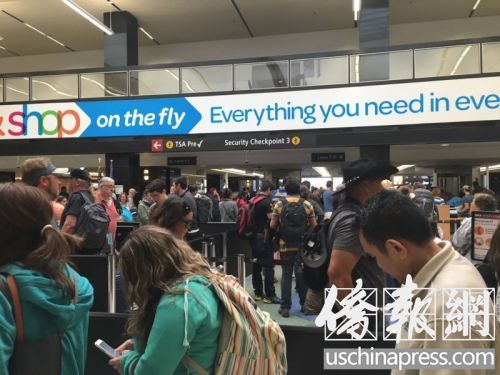 在西雅图-塔科马国际机场等候安检的旅客（侨报记者杰克摄）