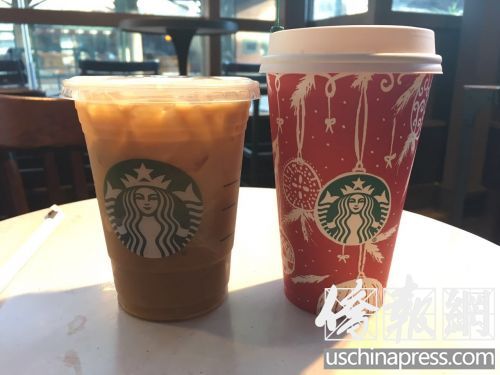11月10~14日，在星巴克门店购买一杯假日特饮即可再获得一杯免费赠饮。记者购买的是香料甜奶油纳里尼奥70冷萃咖啡和蛋酒拿铁（侨报记者杰克摄）