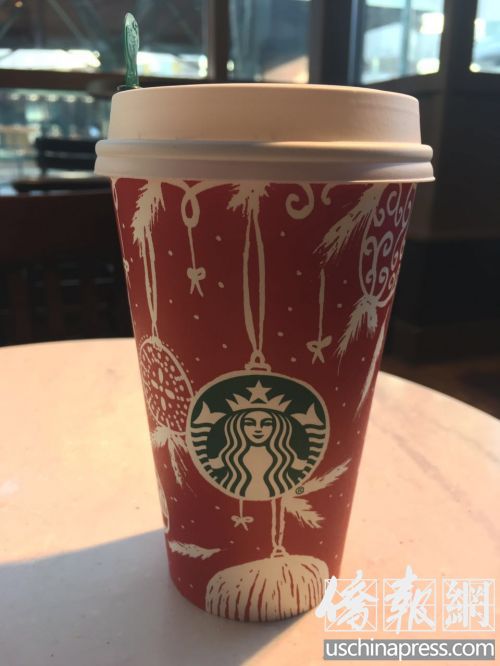 星巴克红色假日咖啡杯造型之一（侨报记者杰克摄）