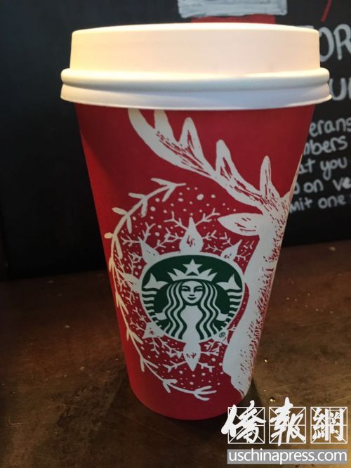 星巴克红色假日咖啡杯造型之二（侨报记者杰克摄）