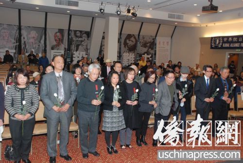 主办方代表及嘉宾向30万南京大屠杀同胞献花。(侨报记者吴卓明摄)