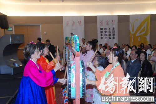 来自韩国的妇女表演花鼓。(侨报记者吴卓明摄)