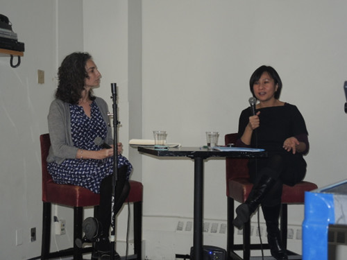 陈美嫦(右)指出，华人在纽约市制衣业的历史，可谓华人社区在纽约近代发展史的缩影。（美国《世界日报》/洪群超