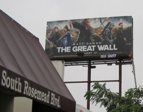  帕萨迪纳市（Pasadena）路上的广告牌上展示着电影《长城》海报。（侨报记者翁羽摄）