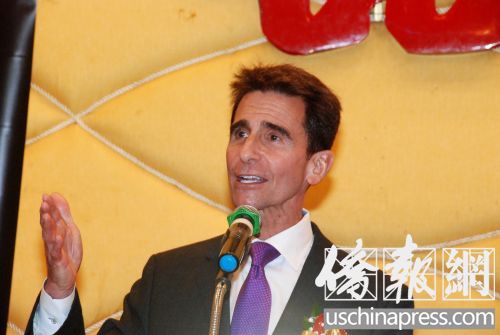 雷诺感谢华协中心和中国城社区民众对他工作的认同和支持。（侨报记者吴卓明摄）