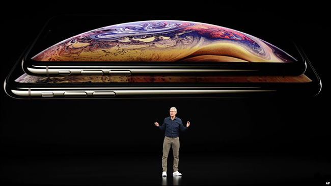 官蒂姆·库克在史蒂夫·乔布斯剧院的新产品发布会上介绍苹果新款手机